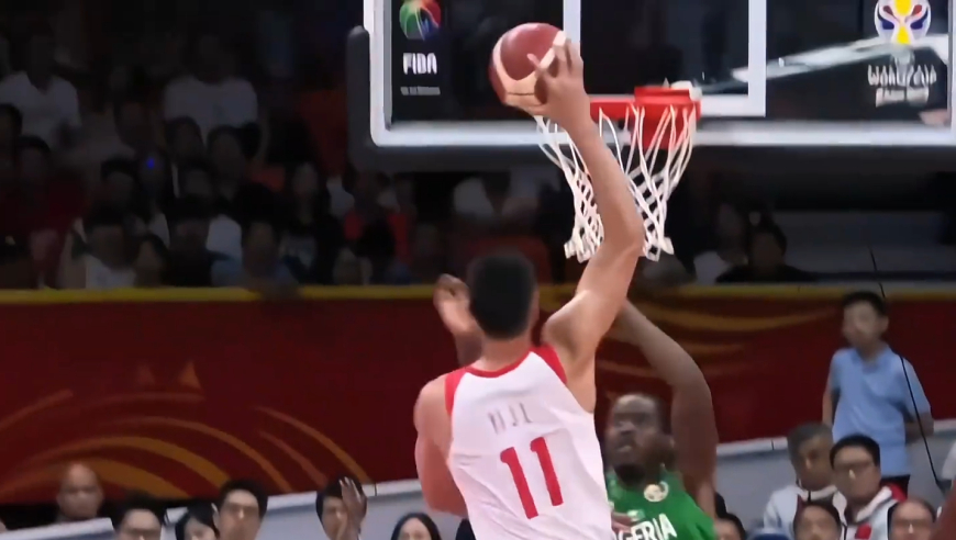 易建联国家队生涯封神一战，一人硬刚拥有多名NBA球员的尼日利亚男篮｜体坛记忆