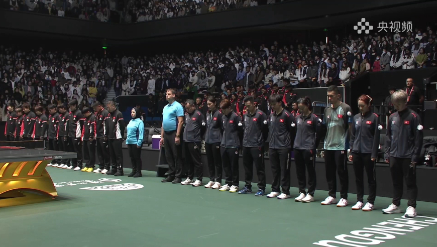 默哀一分钟！国乒与香港混团赛前 全场人员为香港大火遇难者默哀