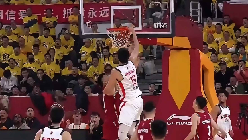 上场 | 单场6帽打爆刘传兴！2米26小巨人离开广东打出男篮国手水平