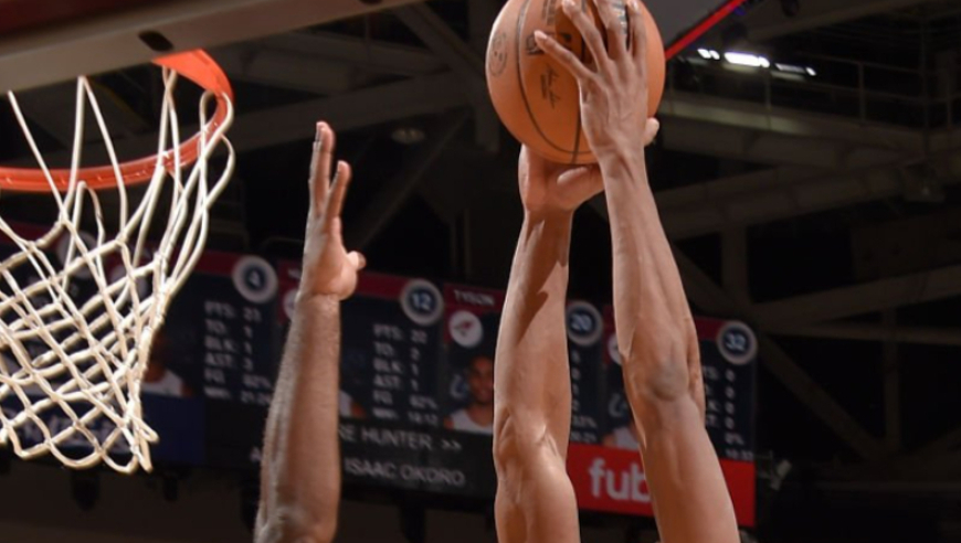 官方评2025年10大运球：亨特晃倒吉迪炸扣居首 东契奇哈登上榜