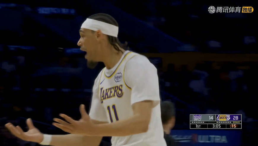 争议判罚！海斯被吹空气犯规 湖人立马挑战裁判无奈改判