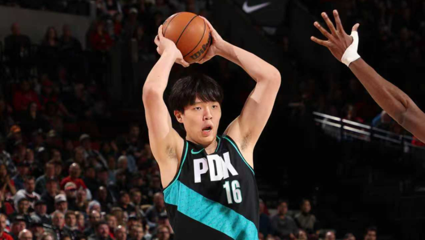 生涯新高！杨瀚森9+5：篮下吃饼送暴扣 飞身封盖小小杨尴尬被踢裆