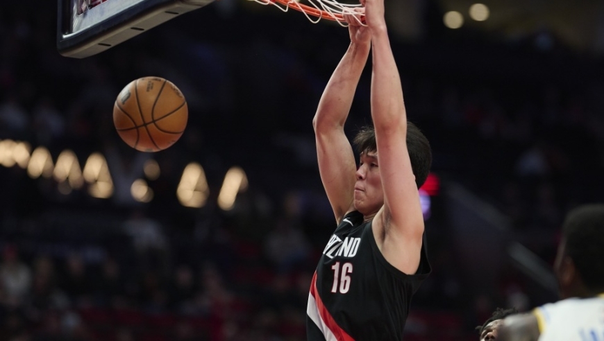 吃饼暴扣2+1！单防后卫不吃亏，杨瀚森一战打服斯帅：没让我失望