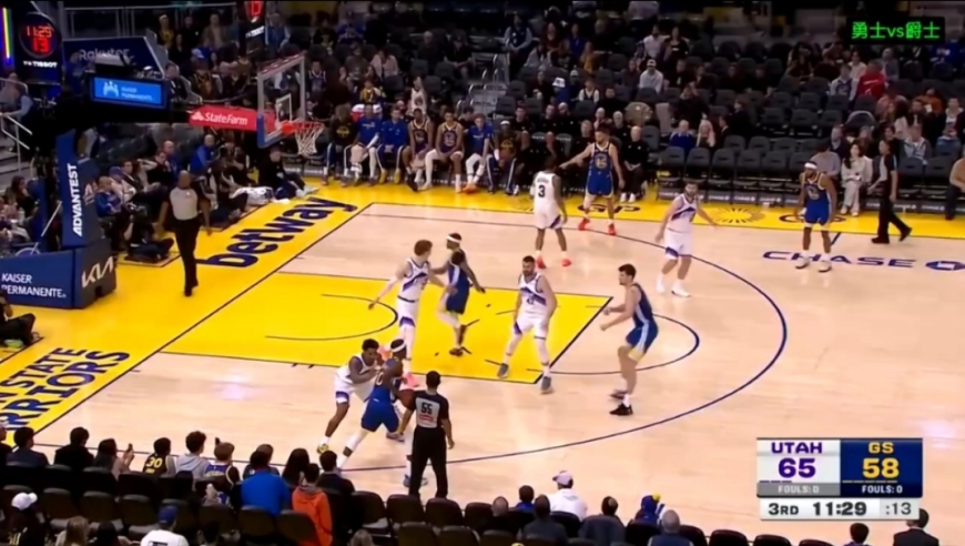 勇三疯！库里狂飙不讲理3分引爆全场，全队进攻行云流水打穿爵士