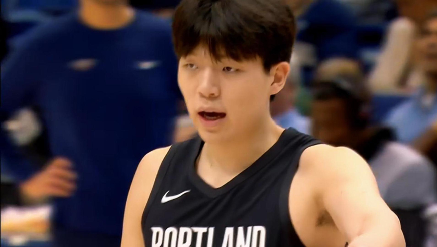 杨瀚森登场！杨瀚森替补出场后就失误+三分三不沾90秒就被换下