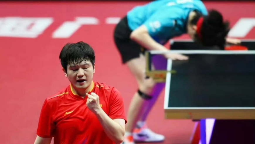 记者又搞事情！王楚钦回应头撞球桌，邓亚萍的原话含金量十足