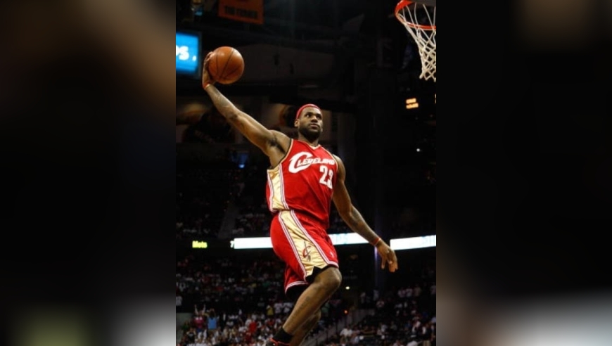 湖人3年1.6亿有意续约詹姆斯，欧文是湖人追求的目标｜体坛记忆