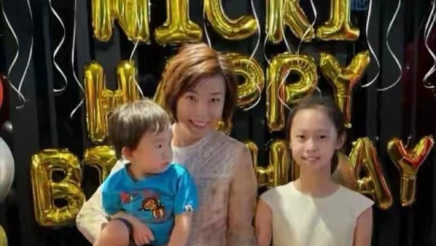 张怡宁陪老公看赛马，穿灰色呢大衣表情严肃气场强，64岁徐威很帅