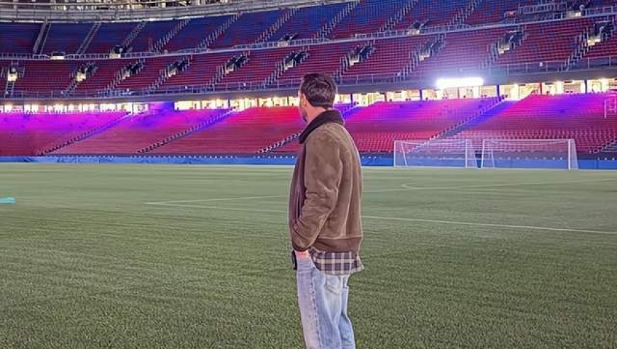 情侣在巴塞罗那秀恩爱 梅西路过！男子两次回头：当场懵了