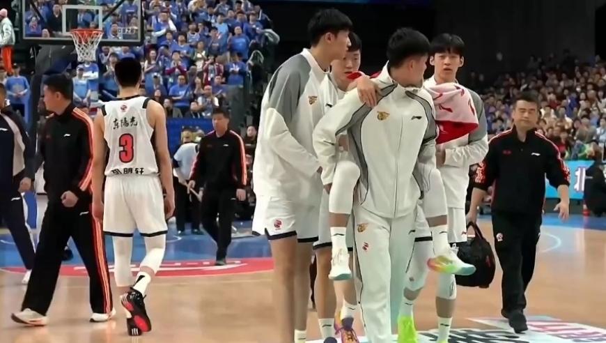 望无大碍！周琦被萨姆纳顶翻后误伤徐杰，徐杰被队友背离场