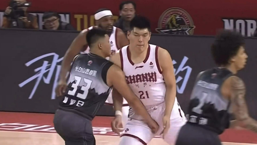 重罚！曾繁日报复袭击刘传兴下体，CBA官宣禁赛2场罚款10万