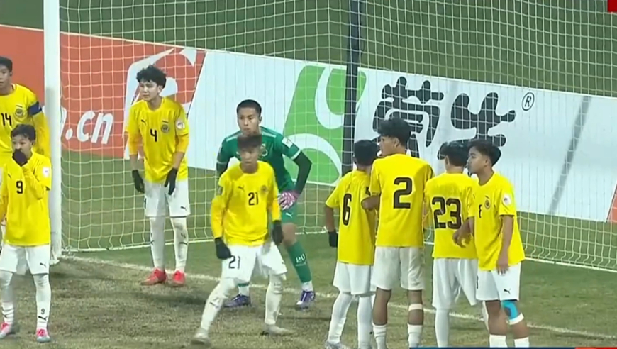 强行加戏！文莱U17门将失12球被打懵圈，持球违例送国足禁区内任意球人墙摆满球门