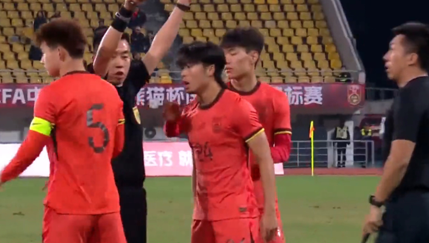 国足生涯结束？汪士钦3场比赛2次犯傻，成球队罪人，能力不行脾气不小
