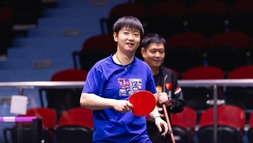 幸福！邱贻可从成都飞到石家庄陪练孙颖莎，不按套路回球逗得莎莎大笑