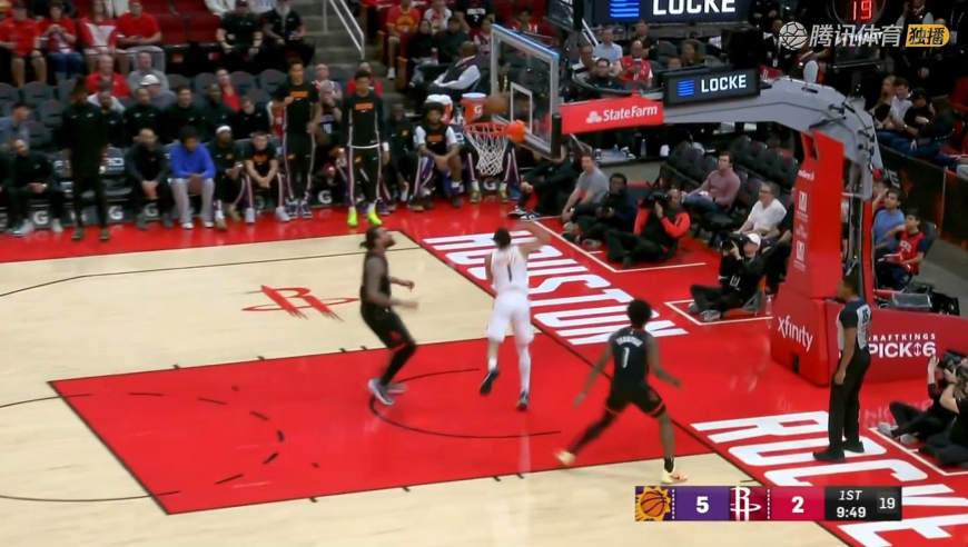 火药味！阿门上篮一肘撞翻狄龙 随后龙哥一打四又怒怼杜兰特