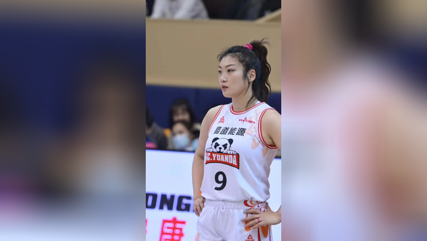 李梦是真性情！为节省时间 多次场上直接更换球衣
