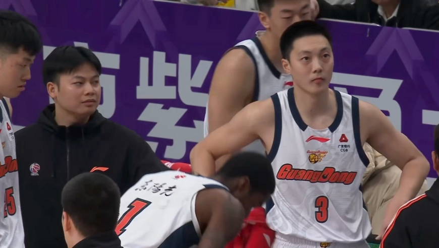 胡明轩战北控14分回顾：首节拉胯一度被杜锋骂 关键时刻遭血帽
