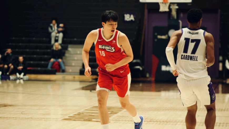 14+6再进化！杨瀚森4秀招牌背打脚步，暴力扣飞致手腕不适