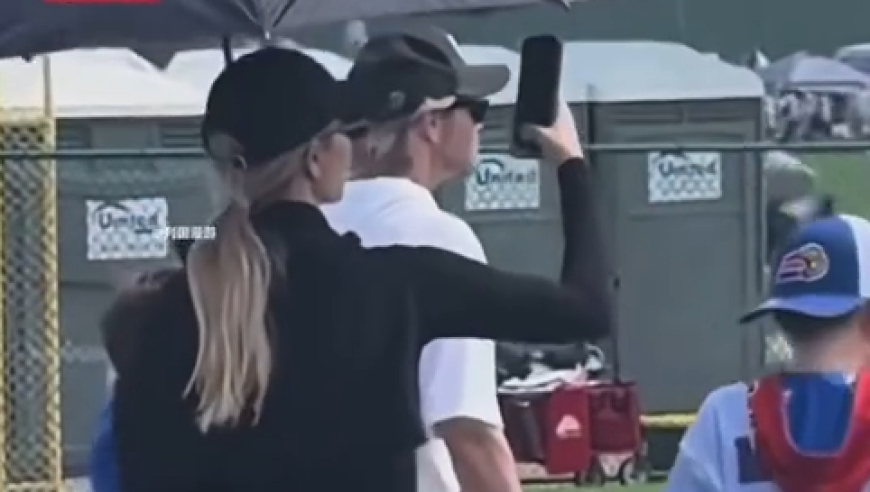 伊万卡一动作冲上热搜：手机放置位置出乎所有人预料