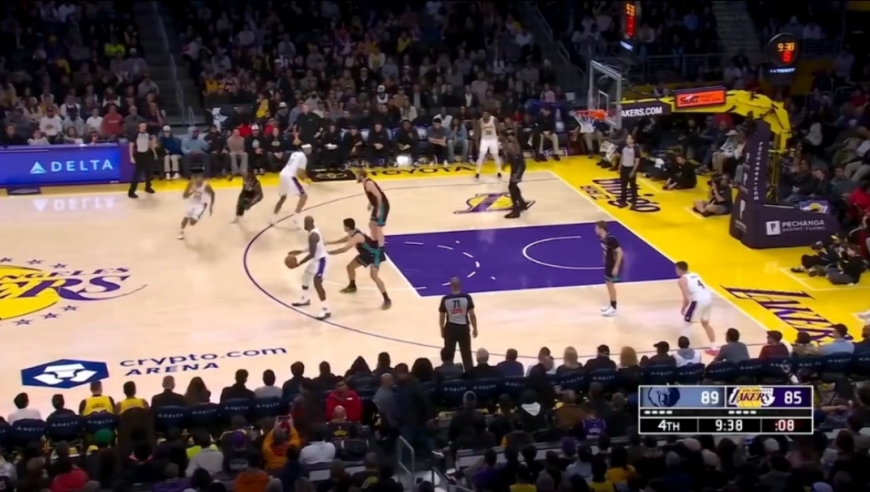 全场起立欢呼！湖人灰熊决胜时刻：东契奇连飙关键3分杀死比赛