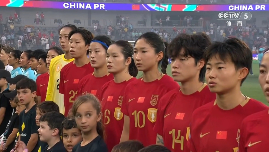 女足亚洲杯中国vs乌兹别克斯坦赛前齐唱国歌 看台观众高举国旗庆祝