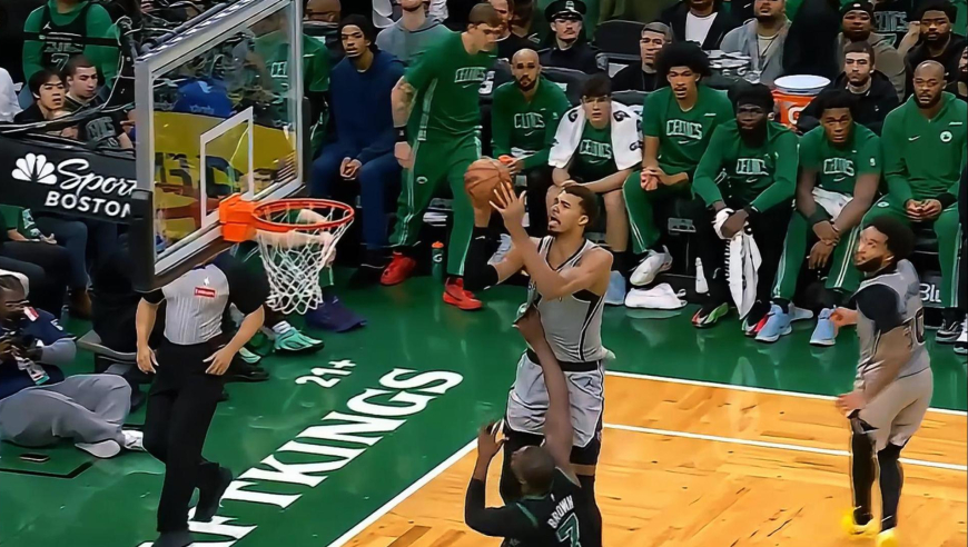 天外飞仙！文班亚马罚球线起跳接到空中接力传球对抗中打成2+1