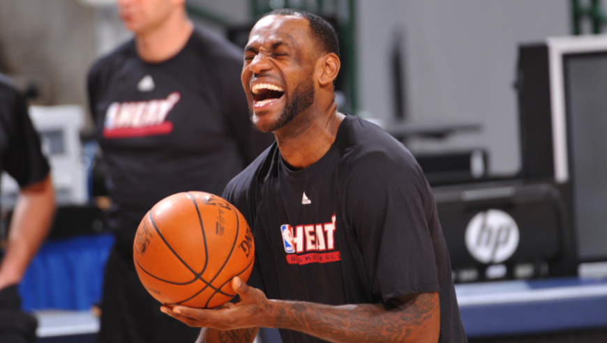 盘点让人捧腹大笑的失误扣篮：有人直接扣空气 有人运球都运不明白