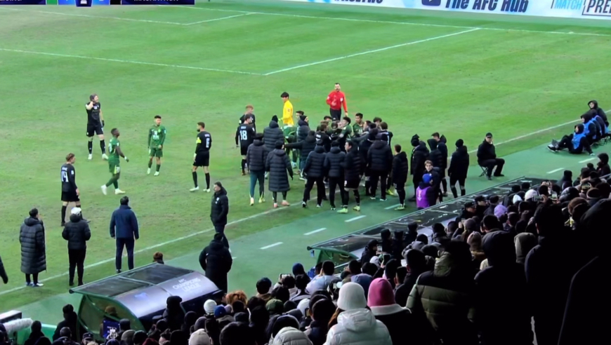 发生了什么？完整回放国安麦克阿瑟补时大冲突，裁判忙出牌镇场