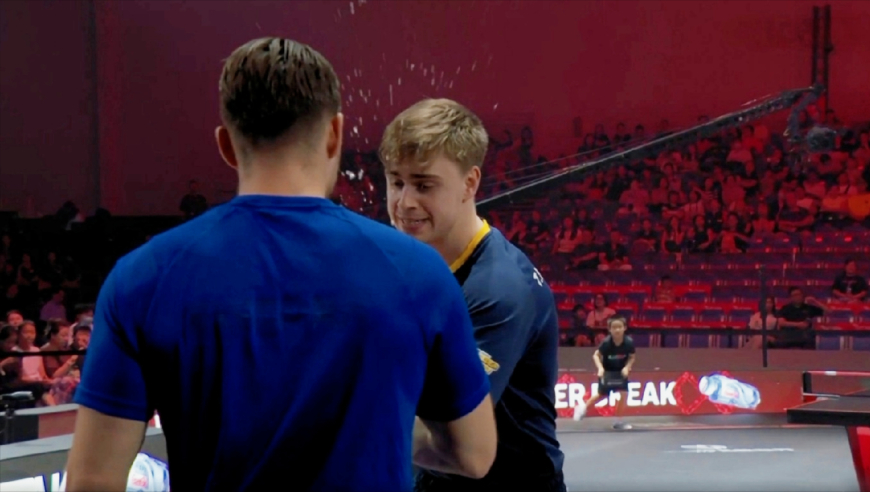 奥运亚军冲亲哥发脾气！生气扔掉球拍，回到场边怒砸水瓶 | 赛帧