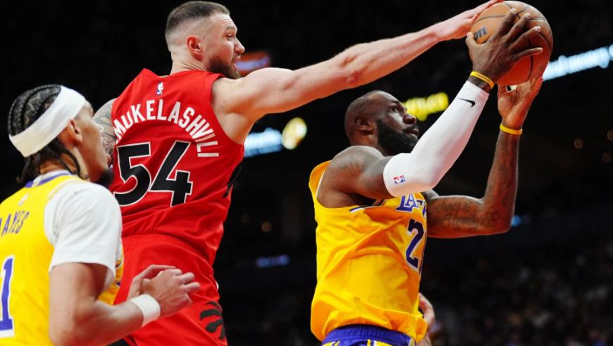 数据帝：11助攻0失误！詹皇缔造NBA纪录 神兵8中8成队史近39年首人