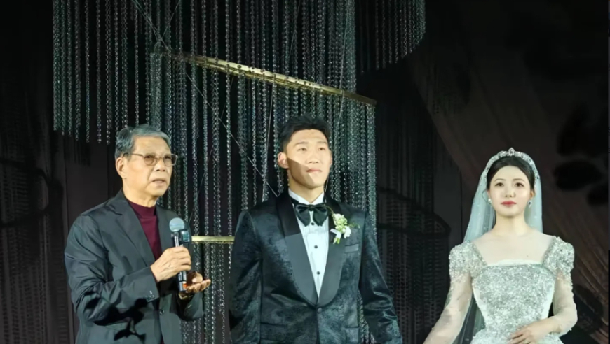人生赢家！申花后卫朱辰杰大婚81岁恩师徐根宝证婚，申花奉上5年续约合同