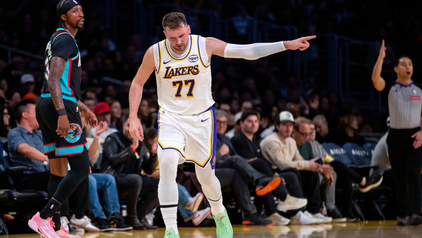 双核末节发威！詹姆斯狂飙11分 东契奇连中关键三分罚球制胜