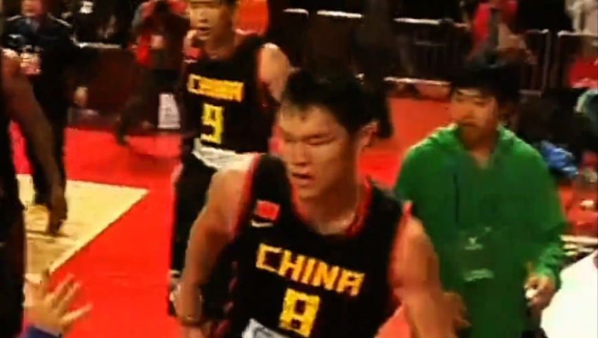 中国男篮历史最能打的男人！朱芳雨言出法随，上场就干！