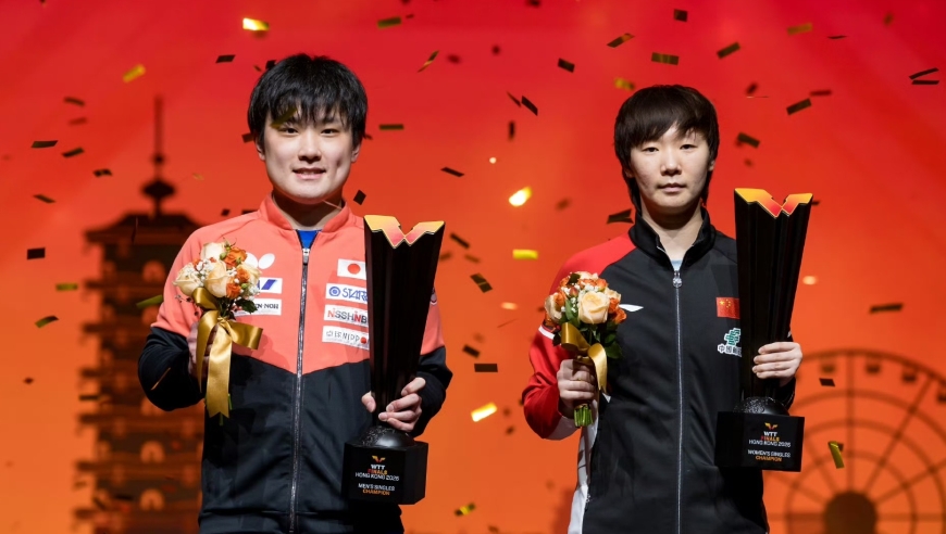 冠军合影！王曼昱表情严肃没笑，张本智和窘态百出，英文感谢香港球迷