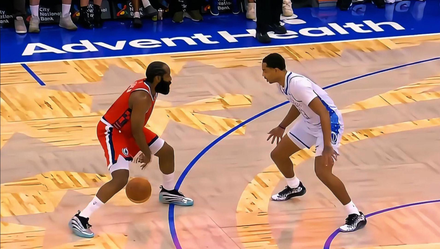 较上劲了！哈登与魔术艾萨克一分钟对轰11分 哈登首节就得分上双