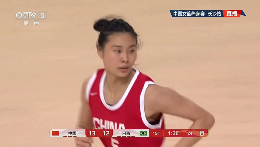 中国女篮轰出9-0攻击波：张子宇篮下高举高打 王思雨追身三分