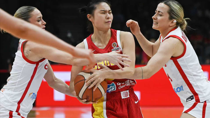 中国女篮战捷克最后时刻：王思雨连拿9分杀死比赛