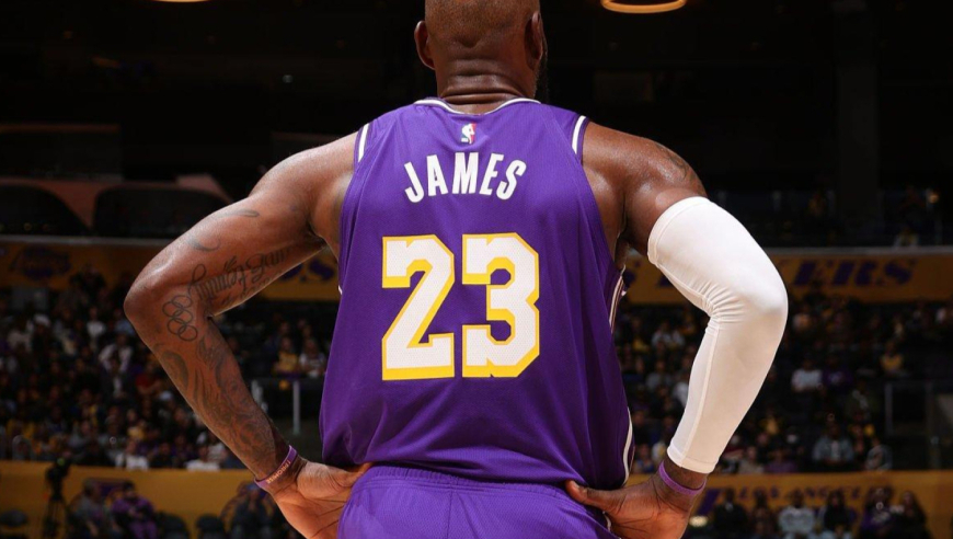 詹姆斯28+10+12终结连败！创本赛季首次三双 连续四场助攻上双