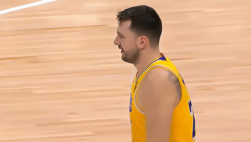 你的主场我做主！詹姆斯开场空接+滑翔上篮湖人两分钟就打停国王