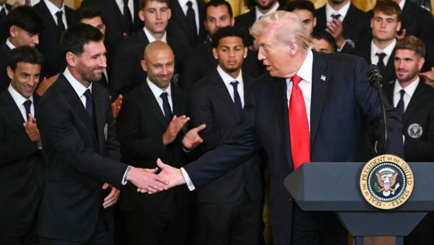 迈阿密国际造访白宫！梅西微笑握手特朗普，美国总统：他比贝利出色