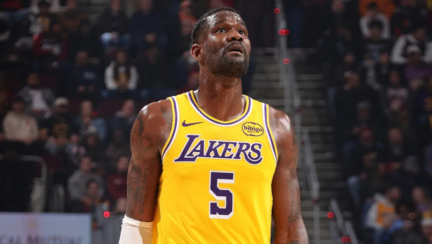 打出了期待的统治力！艾顿高效砍下23分10篮板，在内线翻江倒海