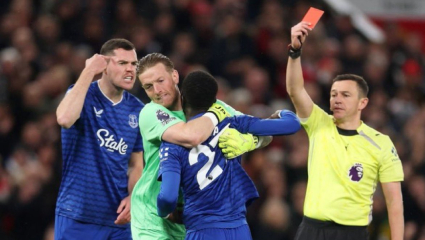 匪夷所思！完整回顾埃弗顿铁腰染红始末：不满队友失误+抬手怒扇耳光