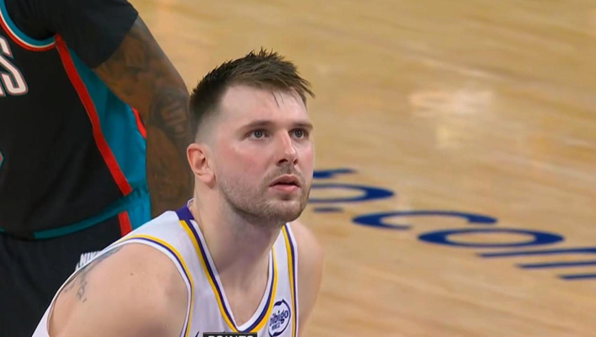 持续湖三疯！东契奇+詹姆斯连中三分 湖人两分钟9分几乎追平灰熊