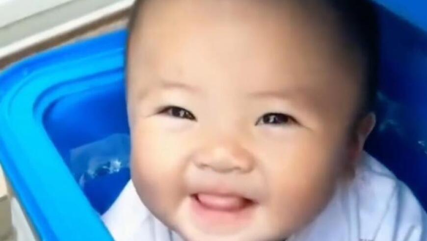 感动全网的“外卖箱宝宝”7岁了，父亲带着她现场为苏超加油：常州的笔画找回来了