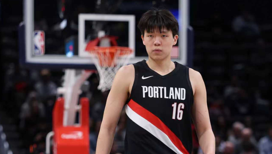 终于得分了！杨瀚森篮下勾手命中 全场爆发出雷鸣般掌声