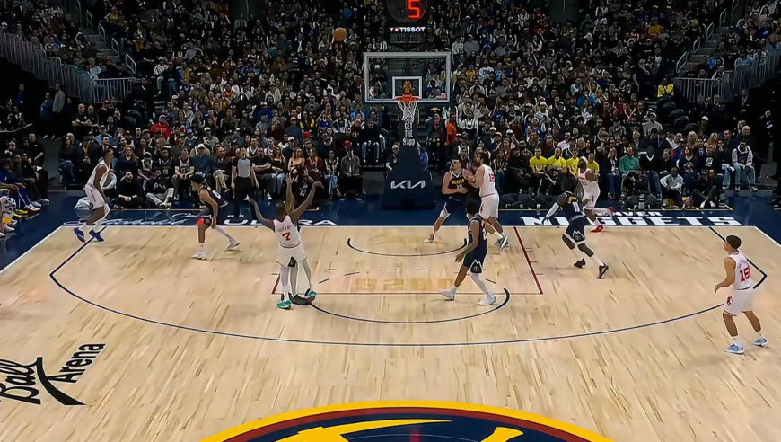 杜兰特被垫脚全过程：看着严重但无影响示意教练放心 还与观众互动