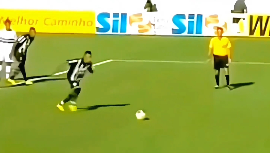 17岁的内马尔让国际足联被迫修改规则，他的点球方式到底有多无解？