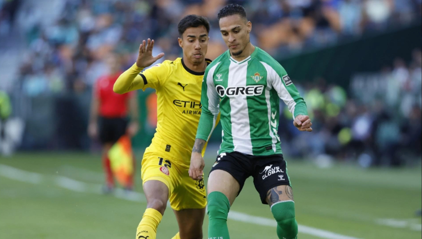 危险动作！安东尼一脚踢在对手脸上 引发2队冲突 被红牌直接罚下