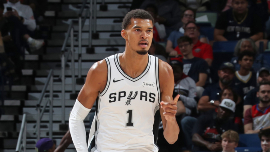 盖帽税？文班亚马开局篮下拿4分 飞天血帽又被吹掉