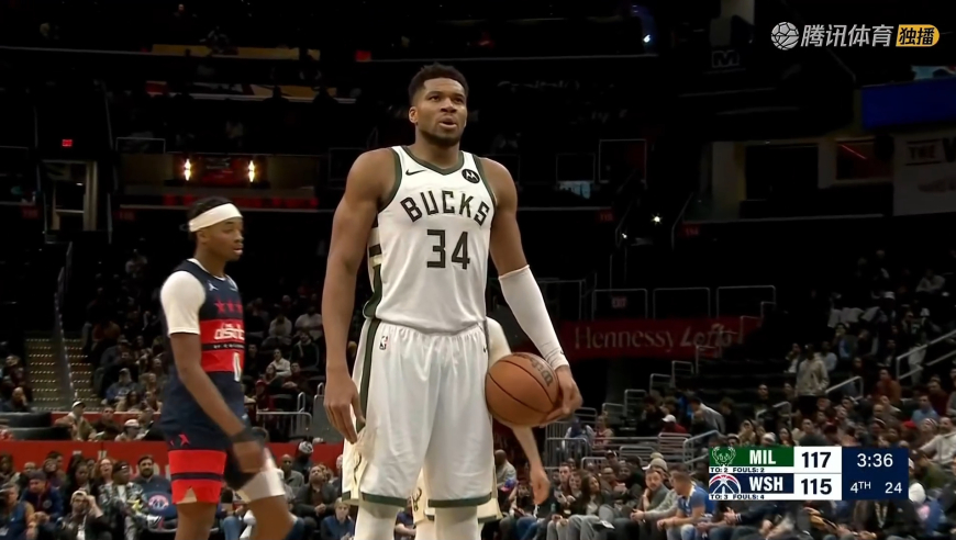 争议时刻！字母哥关键时刻上篮打成2+1 回放显示出手时已经落地